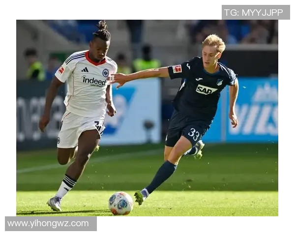 外国女孩眼中的足球明星魅力与梦想交织的精彩瞬间